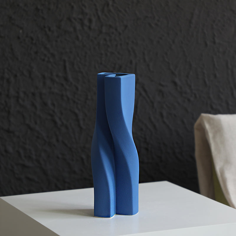 Simple Ceramic Vase With Dried Flowers Ornaments