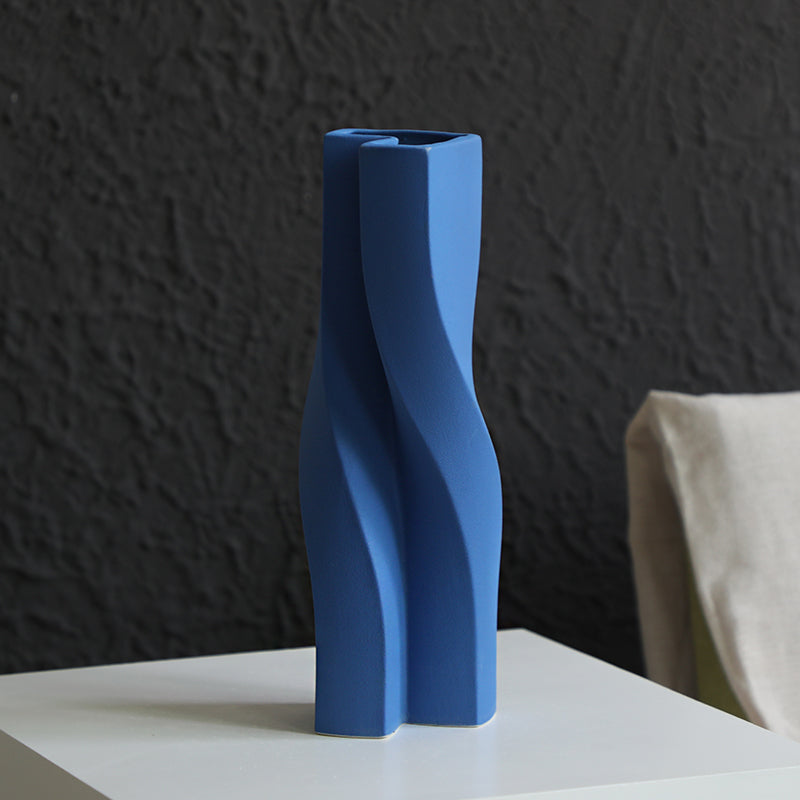 Simple Ceramic Vase With Dried Flowers Ornaments