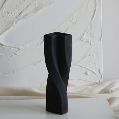 Simple Ceramic Vase With Dried Flowers Ornaments