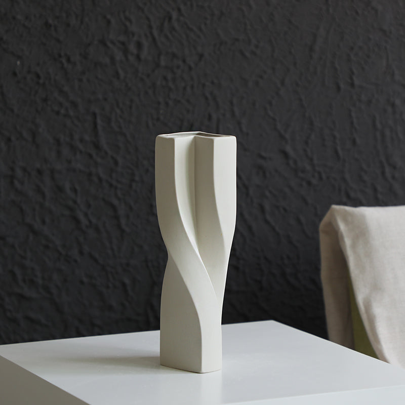 Simple Ceramic Vase With Dried Flowers Ornaments