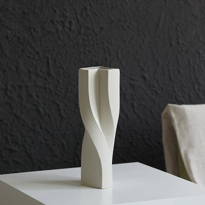 Simple Ceramic Vase With Dried Flowers Ornaments