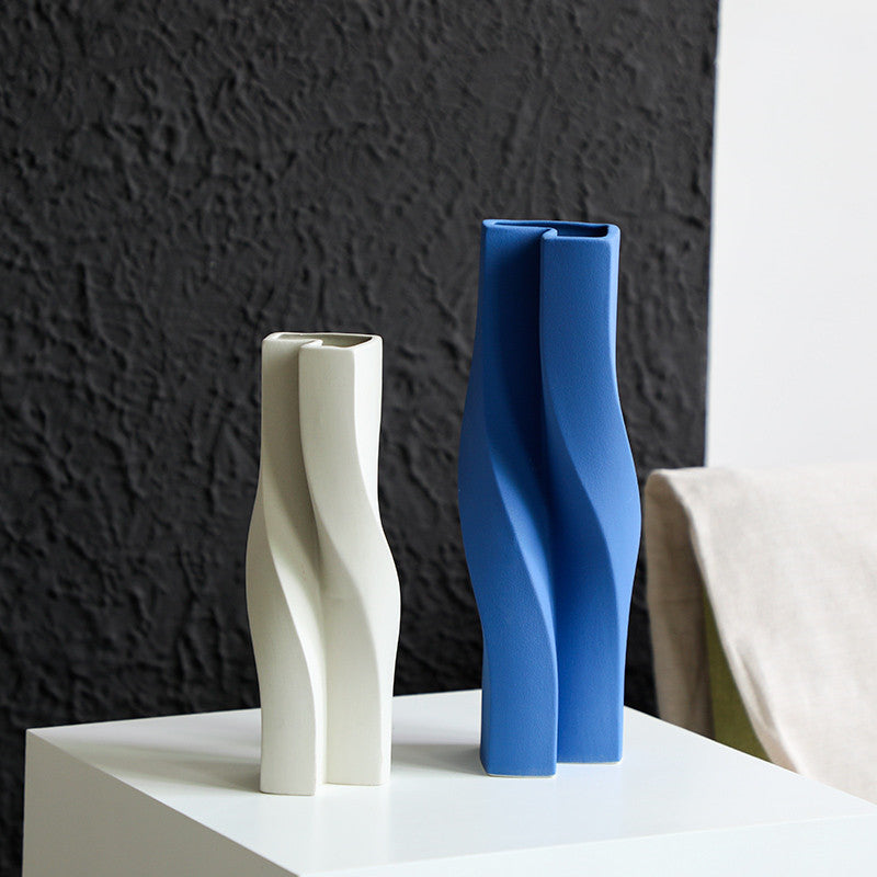 Simple Ceramic Vase With Dried Flowers Ornaments