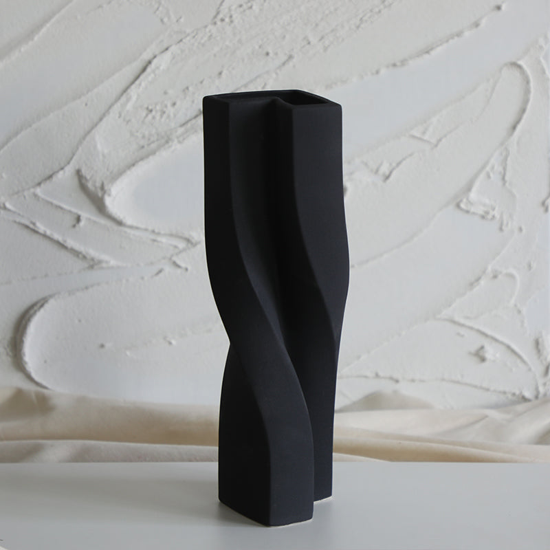 Simple Ceramic Vase With Dried Flowers Ornaments